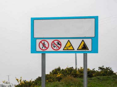 Mavi çeşitli emniyet işaretleri