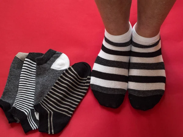 Person Mit Schwarzen Und Weißen Socken Auf Rotem Hintergrund — Stockfoto