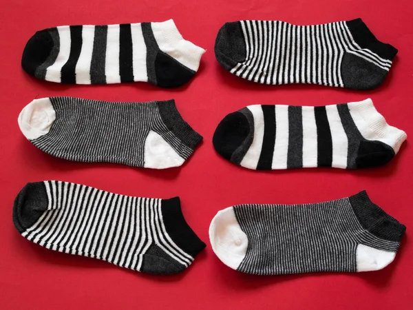 Schwarze Und Weiße Socken Muster Auf Rotem Hintergrund — Stockfoto