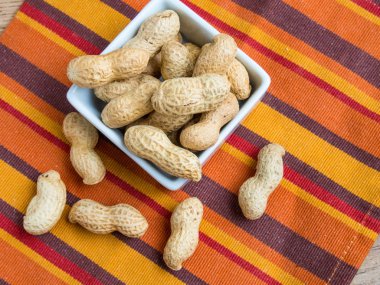 Beyaz kapsayıcısındaki soyulmamış fıstık