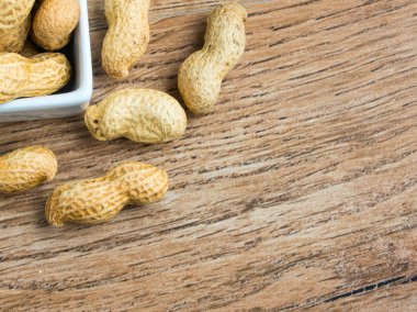 Kopya alanı ile beyaz kapsayıcısındaki soyulmamış fıstık