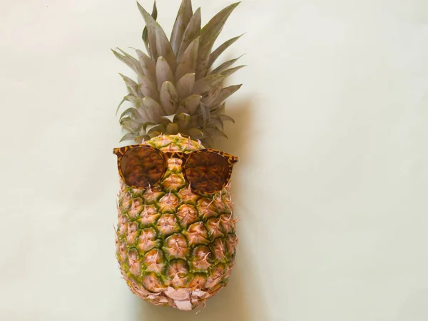 Pineapple Sunglasses Green Background — Stock Photo, Image