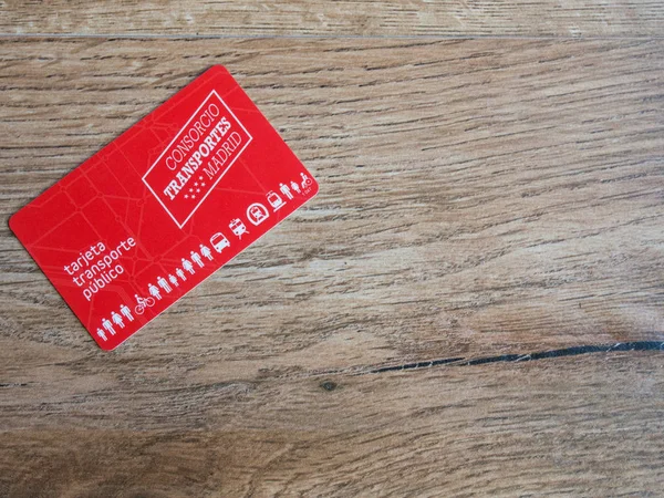 Madrid - İspanya, 19 Haziran - kopya alanı ile ahşap arka plan üzerinde Madrid 2018 toplu taşıma kartı