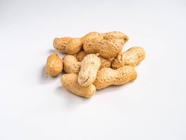 beyaz arkaplanda fıstıklar