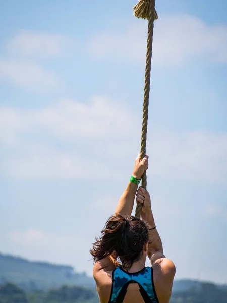 Tanınmayan Kadın Açık Havada Crossfit Egzersiz Tırmanma — Stok fotoğraf