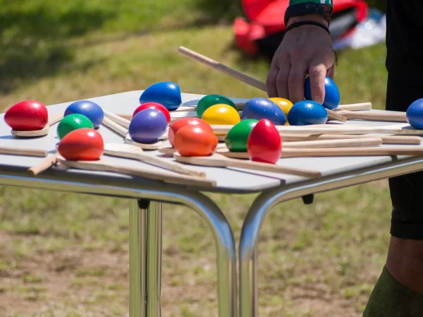 Renkli yumurta ve denge Yarışması crossfit için bir tablosundaki ahşap kaşık