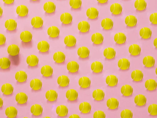 Sarı Tenis Topu Model Pembe Bir Arka Plan Üzerinde — Stok fotoğraf