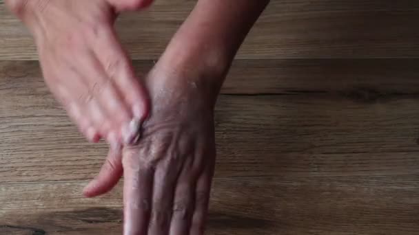 Femme Appliquant Crème Dans Ses Mains — Video