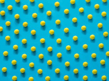 Mavi zemin üzerine sarı tenis topu bilmece