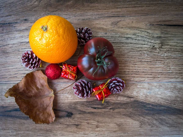 Domates, portakal ve Noel dekorasyonu ahşap arka plan - sağlıklı Noel kavramı üzerinde