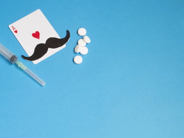 Mustache Ace Coração Cartão Medicamentos Fundo Azul — Fotografia de Stock