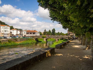 Padron - İspanya 25 Temmuz 2018, hacılar Padron köprüsüyle görünümünü