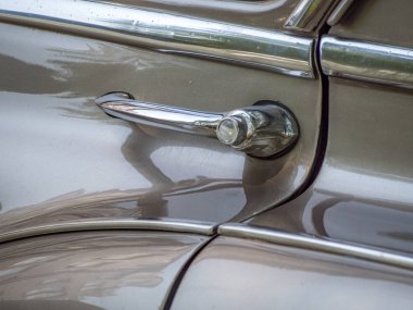 Eski model araba tanıtıcısı