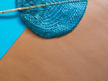 Kopya alanı kahverengi ve mavi zemin üzerine mavi hasır fan