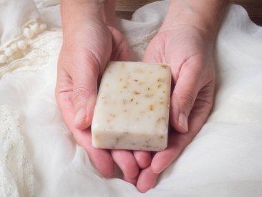 Ev yapımı sabun ile el