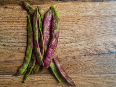 ahşap zemin üzerine yeşil fasulye