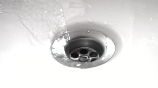 Wasser Fließt Die Spüle — Stockvideo