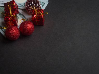 Dolar banknot Noel dekorasyonu - Noel harcama kavramı ile