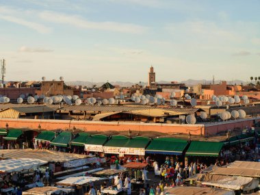 6 Ekim 2013 - Marakeş Fas - insanlar El Fnaa Meydanı'nda