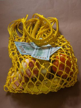 -Parayla alışveriş çantası mal gıda kavramı