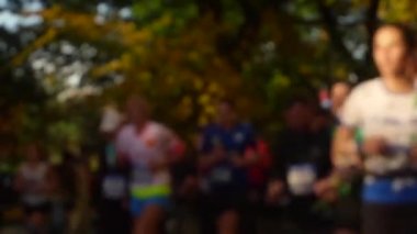 İnsanlar bir maraton koşmak