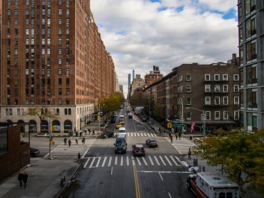 New York - ABD, Kasım 16-2018 insanlar ve Chelsea caddede trafik