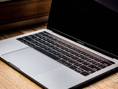 A Coruna, 19 Aralık 2018 - ahşap arka plan Macbook Pro