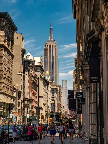 美国纽约 2014年6月17日 纽约街与帝国大厦 — 图库照片