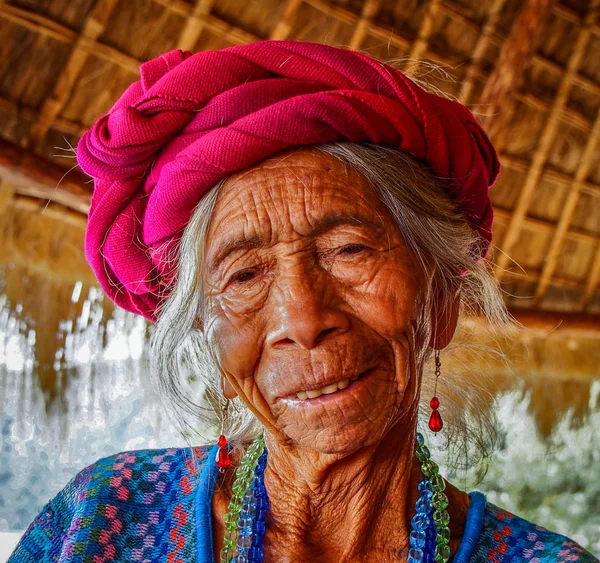 Panajachel - Guatemala, 5 Eylül 2014 - Guatemala güzel kadın kıdemli Portrair