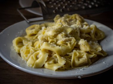 Tortellini peynir bir plaka ile