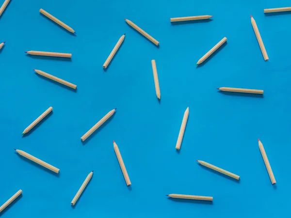 Mavi Arka Plan Üzerinde Renkli Kalemler Şekli — Stok fotoğraf