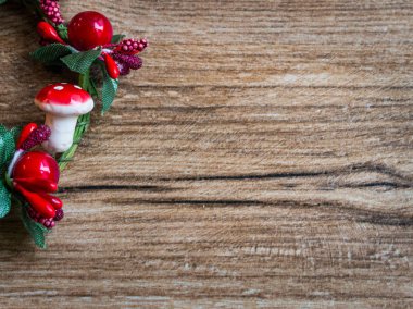 ahşap zemin üzerinde Noel çelenk