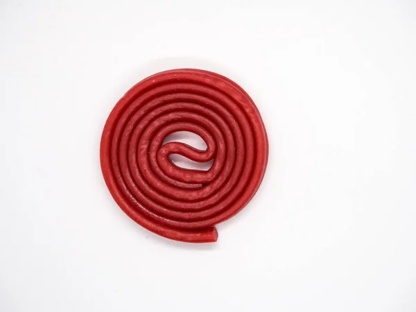 beyaz zemin üzerine kırmızı meyan kökü