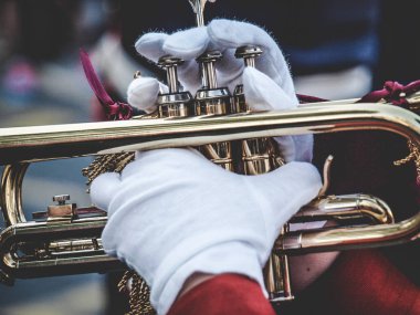 El ve trompet geçit