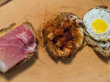 Farklı malzemelerle İspanyol crostinies çeşitli