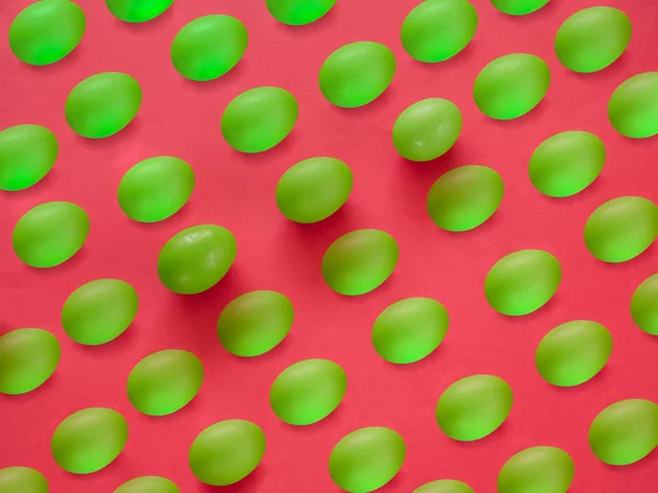 Zelená Vejce Vzorek Červeném Pozadí — Stock fotografie