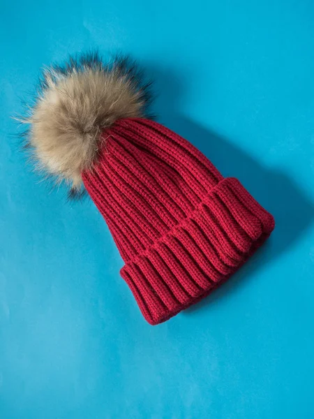 蓝色的红色羊毛帽子 — 图库照片