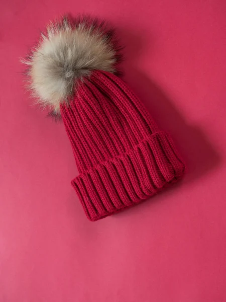 Cappello Lana Rossa Sfondo Rosso — Foto Stock