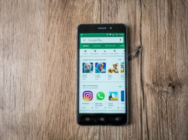 A Coruna, İspanya - 24 Ocak 2019 screem ahşap arka plan üzerinde oyunda google ile hareket eden telefon