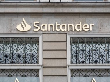 A Coruna, İspanya - 5 Şubat 2019 - Logo Santander banka bir binada