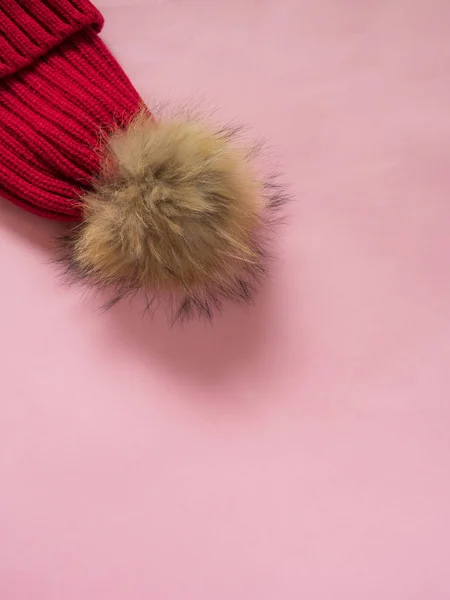 コピー スペースとピンクの背景に赤のウールの帽子 — ストック写真