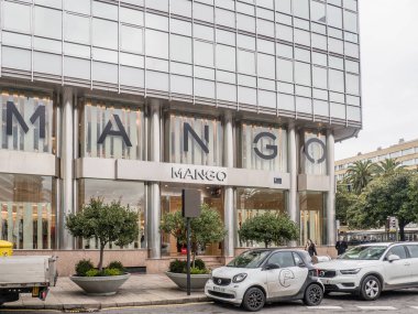 A Coruna, İspanya - 5 Şubat 2019 - Mango mağaza A Coruna, İspanya