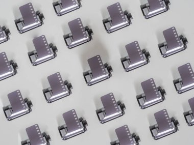 Film fotoğraf kamera desen beyaz arka plan üzerinde rulo