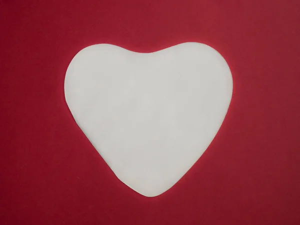 Wit hart met kopieerruimte op rode achtergrond — Stockfoto