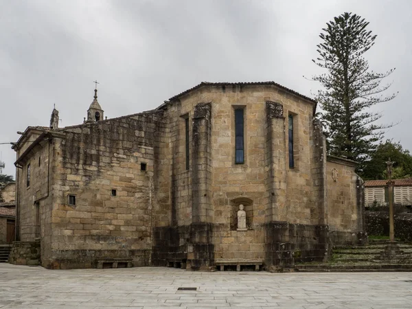 Πίσω από την εκκλησία Σαντιάγκο της η Πουέμπλα του πρύτανη στην Πουέμπλα del Caraminal — Φωτογραφία Αρχείου