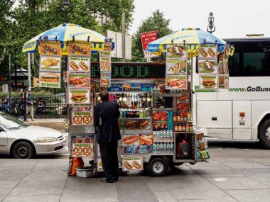 New York - ABD 17 Haziran 2014 - tipik gıda izlemek New York bir sokakta
