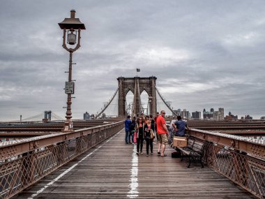New York - ABD 17 Haziran 2014 - insanlar New York'ta Brooklyn bridge uygulamasında