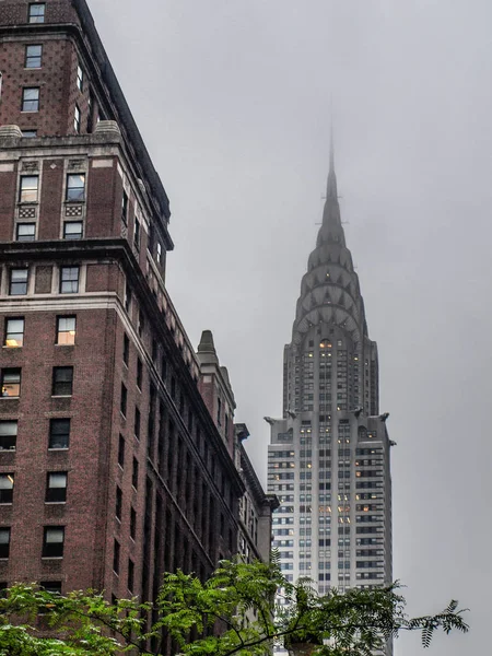 Nueva York - Estados Unidos 17 de junio de 2014 - Edificio Chrysler en un día de niebla —  Fotos de Stock