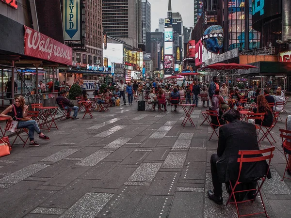 纽约-美国 2014年6月17日-人们在纽约时代广场的城市家具中休息 — 图库照片