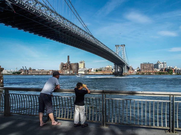 Nueva York - Estados Unidos 17 de junio 2014 - La gente disfruta al lado d —  Fotos de Stock